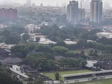 Sejumlah gedung bertingkat berada di antara ruang terbuka hijau (RTH) di kawasan Jakarta, Sabtu (6/4). Dinas Kehutanan DKI Jakarta mengganggarkan Rp 1,5 triliun untuk pengadaan tanah dengan peruntukan Ruang Terbuka Hijau (RTH) di tahun 2019. (Liputan6.com/Faizal Fanani)