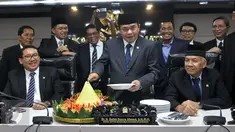 Ketua DPR Ade Komarudin (tengah) di dampingi Wakil Ketua DPR Fadli Zon , Agus Hermanto memotong tumpeng saat menghadiri acara peresmian ruang sidang Mahkamah Kehormatan Dewan yang baru, Senayan, Jakarta, Kamis (28/7). (Liputan6.com/Johan Tallo)