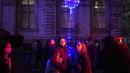 Orang-orang menghadiri pertunjukan cahaya malam di Lyon, Prancis tengah, Rabu (8/12/2021). Jutaan orang diperkirakan akan menghadiri acara Festival of Lights selama empat hari di kota itu. (AP Photo/Laurent Cipriani)