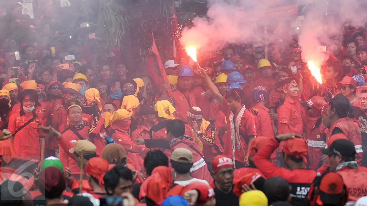 Buruh Nyalakan Flare-JAkarta- Yoppy Renato-20170501