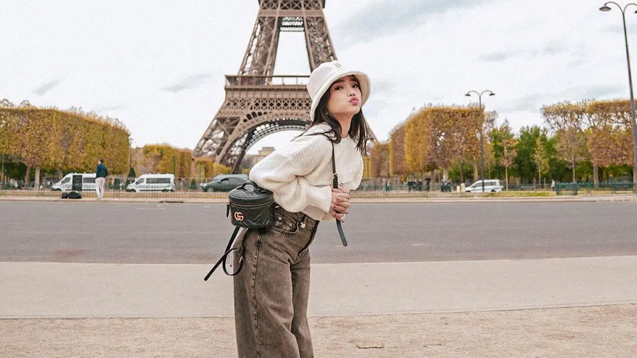 8 Potret Fuji Utami Setia dengan Gaya Skena, Terbaru Jadi Inspirasi Outfit Dingin Saat Liburan di Paris