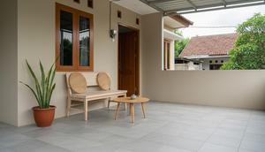 Desain Teras Sederhana Tanpa Terlihat Sempit, Cocok untuk Santai Sambil Ngeteh di Rumah Dengan Lantai Keramik Dingin/ Ai