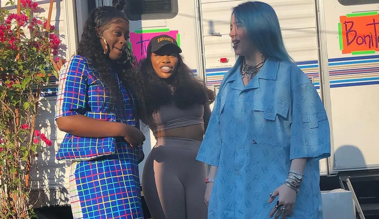 Mengenakan baju oversized sah-sah saja, selama merasa nyaman seperti yang dilakukan Billie Eilish.