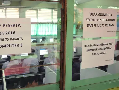 Siswa mengerjakan soal saat pelaksanaan Ujian Nasional Berbasis Komputer (UNBK) di SMAN 70 Jakarta, Senin (4/4/2016). Tahun ini, peserta UN di Jakarta sebanyak 122.507 terdiri dari SMA, SMALB, SMK, MA dan Program Paket C. (Liputan6.com/Gempur  M Surya)