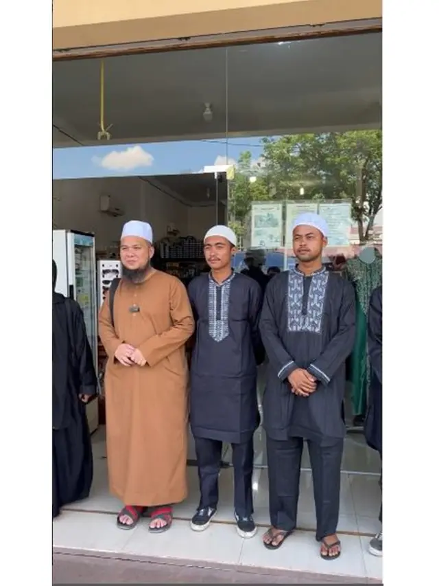 6 Momen Ustaz Ebit Lew Asal Malaysia Beri Baju Muslim ke Anak Vespa di Pekanbaru