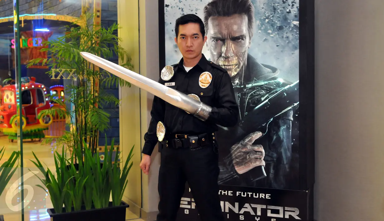 Salah satu peserta Cinemaholic bergaya ala terminator jelang menyaksikan film Terminator Genisys di Gandaria City XXI, Jakarta, Rabu (24/6/2015). Terminator Genisys' menceritakan tentang kehidupan di tahun 2029.(Liputan6.com/Panji Diksana)