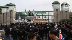 Demonstran berorasi saat berunjuk rasa di depan Gedung MPR/DPR/DPD, Jalan Gatot Subroto, Jakarta, Jumat (20/5/2022). Demonstran menuntut berbagai isu, di antaranya Omnibus Law dan penurunan harga sembako serta bahan bakar minyak (BBM). (Liputan6.com/Johan Tallo)