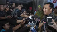 Menpora, Imam Nahrawi, menjawab pertanyaan wartawan saat Anugerah Leganda Olahraga di Hotel Bidakara, Jakarta, Rabu (13/12/2017). Sebanyak 286 atlet masing-masing mendapatkan 40 juta rupiah. (Bola.com/Vitalis Yogi Trisna)