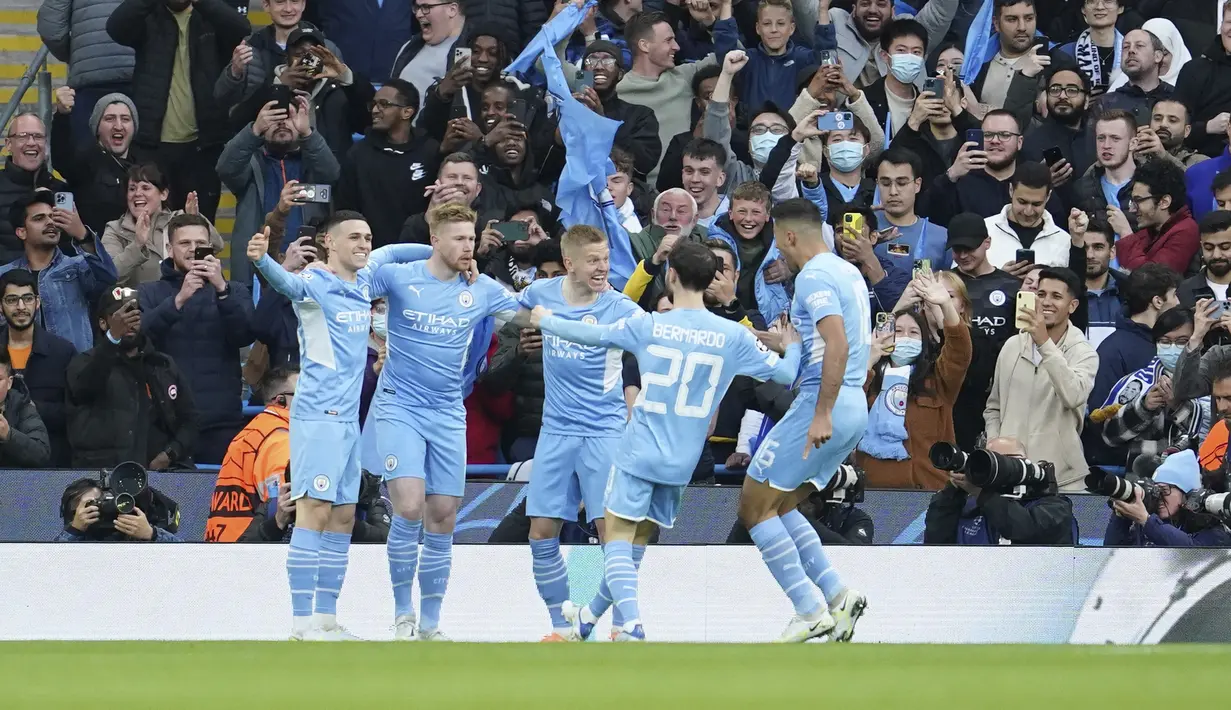 <p>Gelandang Manchester City, Kevin De Bruyne (kedua kiri) berselebrasi dengan rekan satu timnya usai mencetak gol ke gawang Real Madrid pada pertandingan leg pertama semifinal Liga Champions di stadion Etihad di Manchester, Inggris, Rabu (27/4/2022). City menang atas Madrid 4-3. (AP Photo/Jon Super)</p>