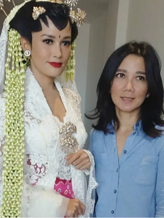 Deden menambahkan, sebagai maskawin pernikahan Adrianto memberikan cincin emas pada Titi. "Ya, mas kawinnya cincin emas 50 gram," lanjut Deden. (Instagram/bumiauw)