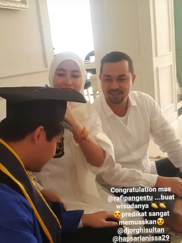 7 Momen Adjie Pangestu dan Annisa Trihapsari Kompak Hadiri Wisuda Anak