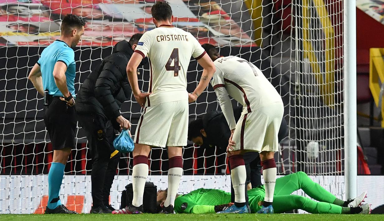 Pau Lopez sempat mendapat perawatan di dalam lapangan. (AFP/Paul Ellis)