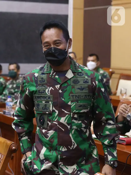 KSAD Jenderal TNI Andika Perkasa bersiap untuk menjalani uji kelayakan dan kepatutan calon Panglima TNI di gedung DPR, Jakarta, Sabtu (6/11/2021). Andika Perkasa diajukan Presiden Joko Widodo sebagai Panglima TNI menggantikan Marsekal Hadi Tjahjanto yang pensiun bulan ini (Liputan6 com/Angga Yuniar)