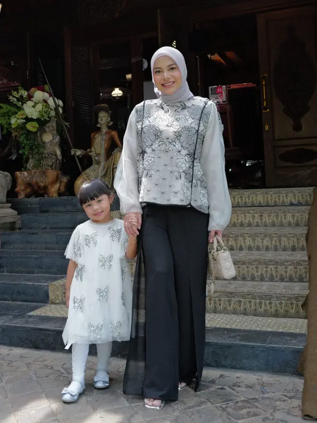 Aurel Hermansyah di siraman Al Ghazali.