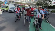 Pengendara berhenti selama tiga menit saat prosesi mengheningkan cipta untuk menghormati detik-detik proklamasi dalam HUT ke-78 Kemerdekaan RI di kawasan Bundaran HI, Jakarta, Kamis (17/8/2023). (Liputan6.com/Faizal Fanani)