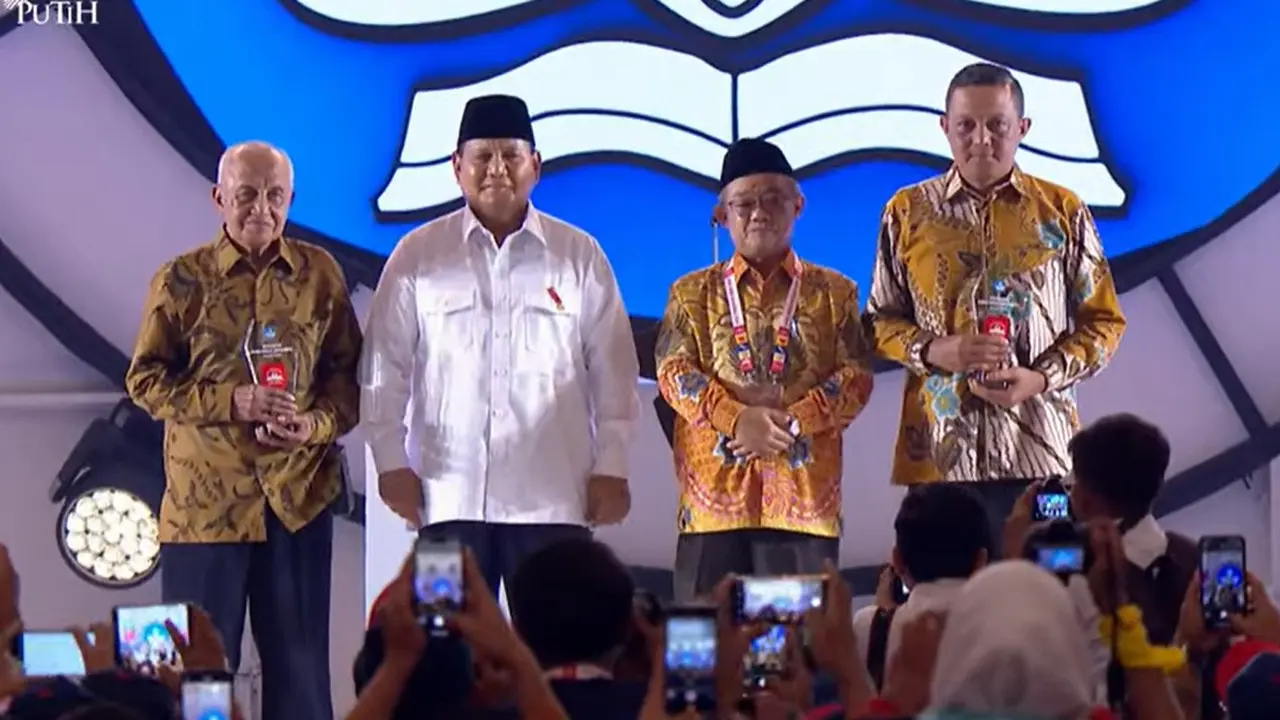 Momen Prabowo Subianto Beri Anugerah Guru Hebat Indonesia 2024 pada Mbah Guru Matematika dan Pendiri Gubuk Baca
