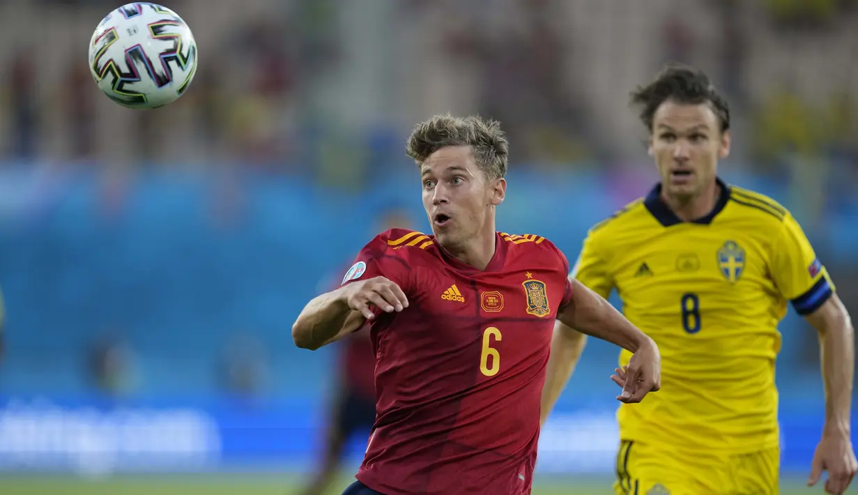 Menjelang babak pertama usai, hampir saja Swedia membuka skor lewat gol bunuh diri gelandang Marcos Llorente. Untung saja, kiper Spanyol, Unai Simon sigap membaca arah bola. (Foto: AP/Pool/Thanassis Stavrakis)