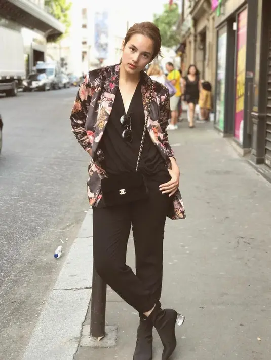 Padu padan busana monokrom memang tak pernah gagal untuk bikin look yang stylish. Bisa tiru gaya casual chic ala Enzy Storia satu ini (Instagram/enzystoria).