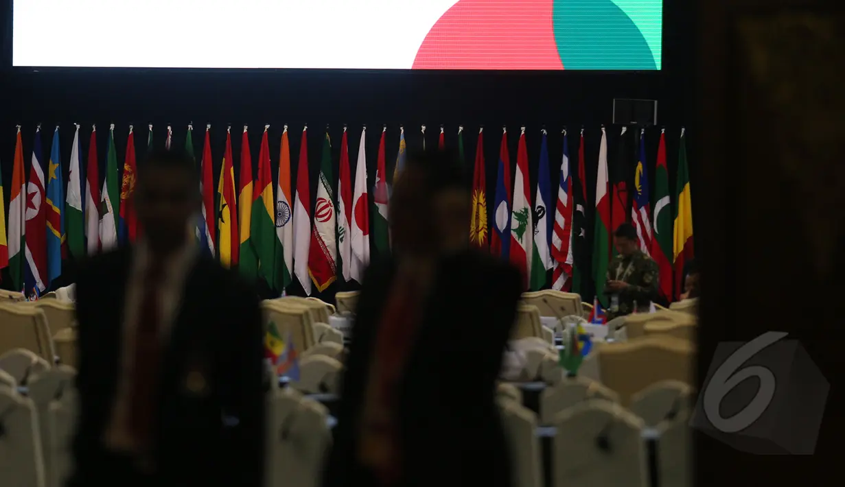 Panitia terus memastikan semua peralatan dalam kondisi baik jelang pembukaan Asian-African Summit dalam rangka peringatan ke-60 Konferensi Asia Afrika di Jakarta Convention Centre, Jakarta, Selasa (21/4/2015). (Liputan6.com/Herman Zakharia)