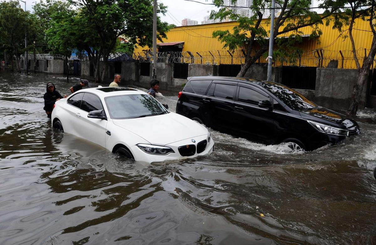 Mobil mewah mogok saat banjir rob di Muara Angke