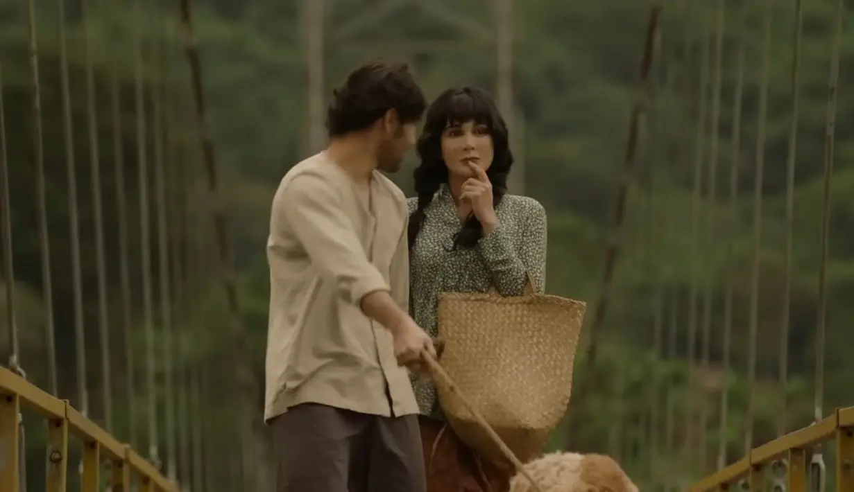 Tak sendiri, Luna Maya kedapatan memerankan Film Suzzanna: Malam Jumat Kliwon ini bersama Achmad Megantara, hingga Tio Pakusadewo. Lewat cuplikan  film Suzzanna: Malam Jumat Kliwon 2023, Luna Maya tampil bikin merinding. (Liputan6.com/YouTube/Soraya Intercine Films)