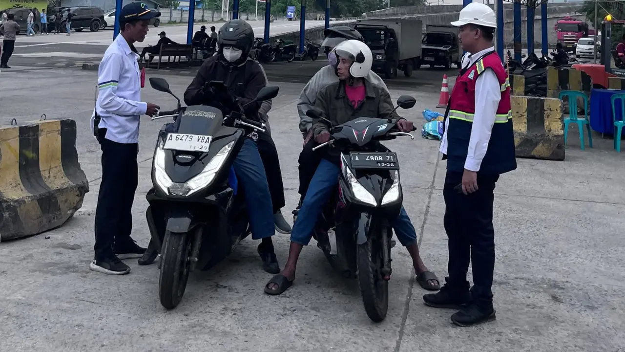 ASDP Indonesia Ferry (Persero) memperketat sistem pemeriksaan tiket dan identitas penumpang di lintasan penyeberangan padat Merak–Bakauheni. (Istimewa)