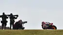 Aksi pebalap Repsol Honda, Marc Marquez, dalam latihan bebas pertama MotoGP Australia di Sirkuit Phillip Island, Jumat (16/10/2015). (AFP Photo/Paul Crock)