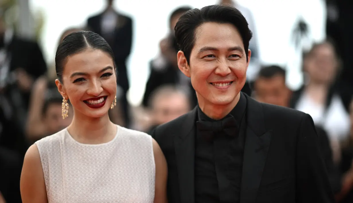 <p>Aktris Indonesia Raline Shah (kiri) bersama aktor dan sutradara Korea Selatan Lee Jung-Jae tiba untuk pemutaran film "Decision to Leave (Heojil Kyolshim)" selama Festival Film Cannes edisi ke-75 di Cannes, Prancis selatan, pada 23 Mei 2022. Raline Shah hadir kembali di hari kedua gelaran Cannes Film Festival 2022. (Photo by LOIC VENANCE / AFP)</p>