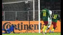 Hebatnya, Comoros tetap bermain cukup apik dan 'hanya' kebobolan dua gol, masing-masing dari Karl Toko Ekambi dan Vincent Aboubakar. (AP Photo/Themba Hadebe)