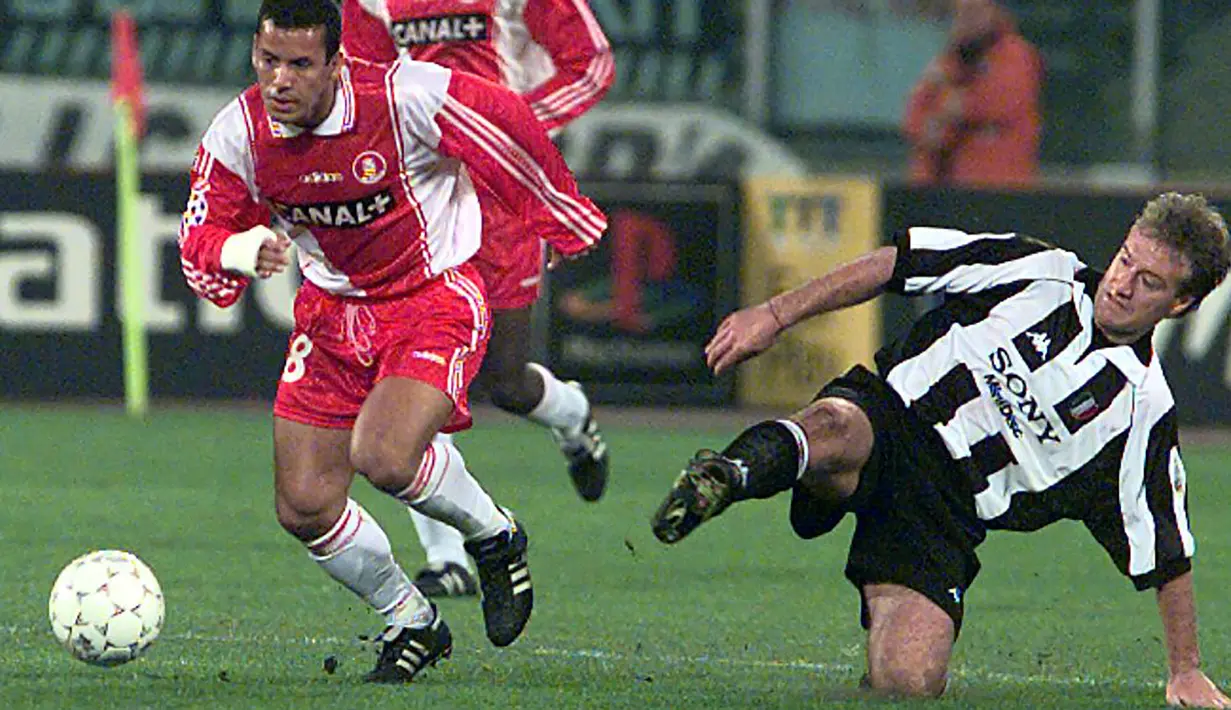 Pada tahun 1994 Deschamps berlabuh ke Italia bergabung dengan Juventus. Lima musim berseragam I Bianconeri, Deschamps berhasil menyumbangkan sejumlah trofi bersama skuat Juventus. (AFP/Patrick Hertzog)