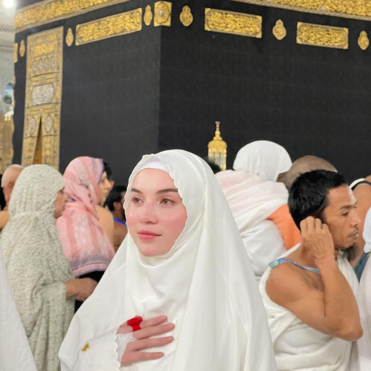 Momen Spesial Elina Joerg di Makkah, Rayakan Ulang Tahun dengan Ibadah Umrah