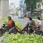 Pengendara sepeda motor menerobos jalur pejalan kaki dan disabilitas di Jalan RS Fatmawati Raya, Cipete, Jakarta, Rabu (8/1/2020). Kurangnya sanksi tegas bagi pengguna kendaraan di jalur pejalan kaki menyebabkan banyak pelanggaran terhadap jalur khusus tersebut. (Liputan6.com/Immanuel Antonius)