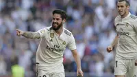 Gelandang Real Madrid, Isco, melakukan selebrasi usai membobol gawang Celta Vigo pada laga La Liga 2019 di Stadion Santiago Bernabeu, Sabtu (16/3). Real Madrid menang 2-0 atas Celta Vigo. (AP/Paul White)