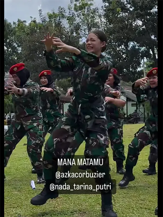 Tidak hanya Azka yang mengenakan seragam TNI, tapi juga terlihat Nada Tarina Putri, anak angkat Deddy Corbuzier. Putri angkat Deddy Corbuzier itu juga memiliki tubuh yang tinggi, sehingga terlihat juga cocok. [Instagram/letkoltitulerdc]