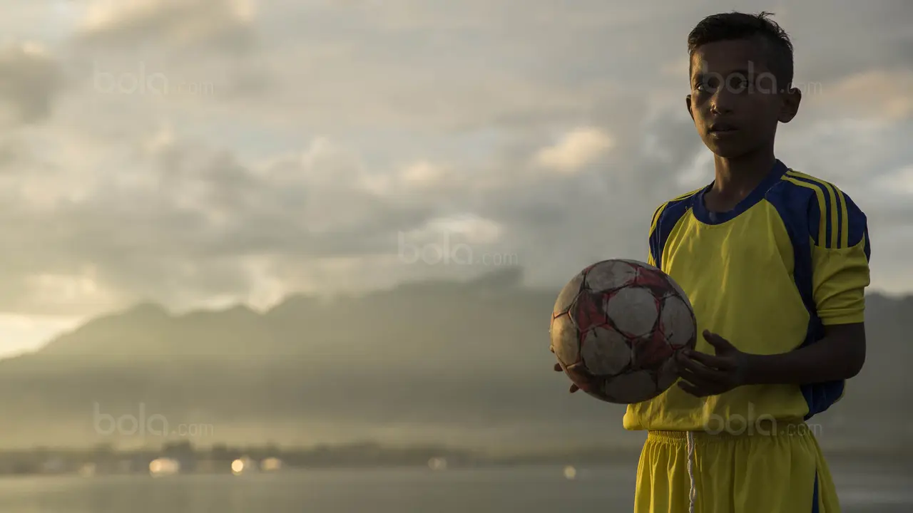 Pesepak bola SSB Tulehu Putra, Saleh Al'Ayubi Pary. (Bola.com/Vitalis Yogi Trisna)