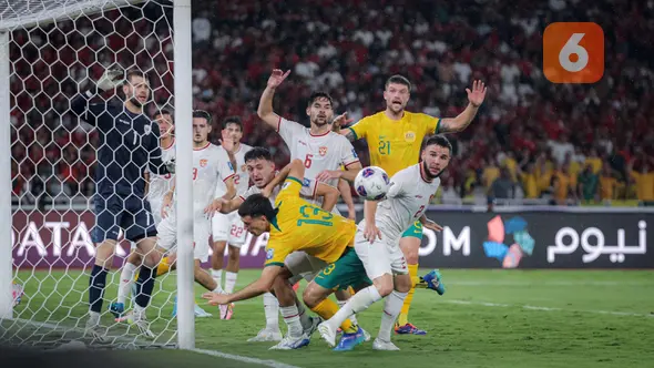 <p>Kemelut terjadi di depan gawang Timnas Indonesia saat melawan Australia pada laga kedua Grup C Kualifikasi Piala Dunia 2026 Zona Asia di Stadion Utama Gelora Bung Karno (SUGBK), Jakarta Pusat, pada Selasa (10/9/2024). (Bola.com/Bagaskara Lazuardi)</p>
