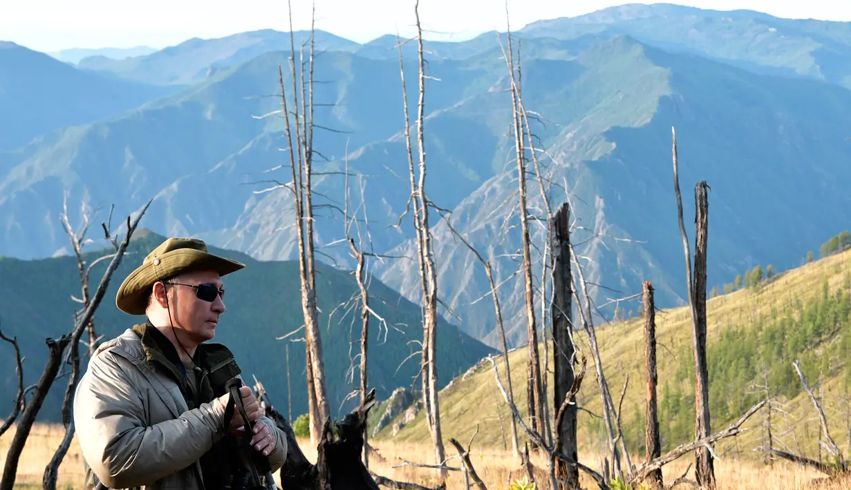 Sebuah gambar yang diambil pada 26 Agustus 2018, menunjukkan Presiden Rusia Vladimir Putin menghabiskan akhir pekan di Tuva daerah terpencil di Siberia selatan. (Alexei Nikolsky/Sputnik, Kremlin Pool via AP)