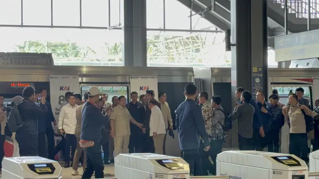 Momen Prabowo Jajal KRL dari Manggarai Jelang Peresmian Stasiun Tanah Abang