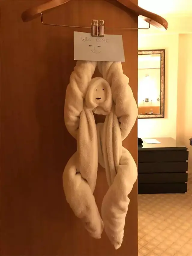 9 Potret Kocak Handuk di Kamar Hotel dengan Bentuk Binatang Ini Lucu Banget