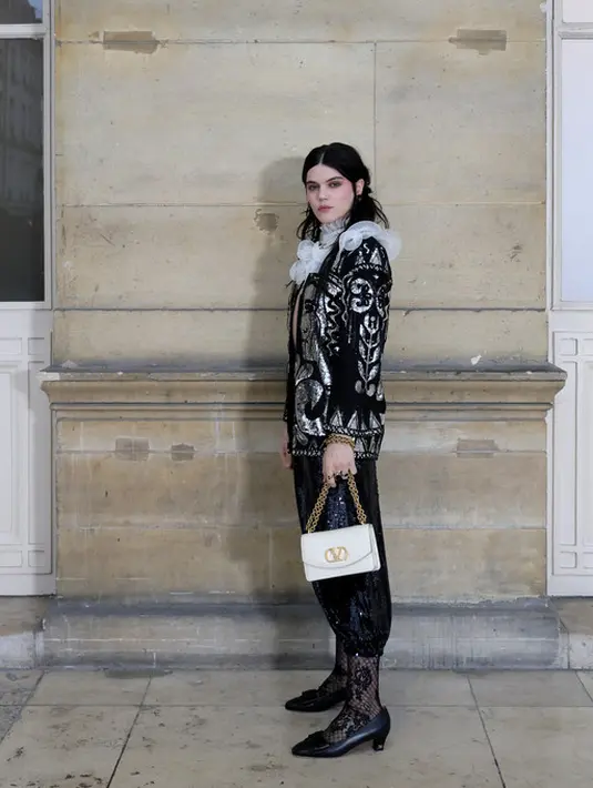 Penyanyi dan aktris Soko mengenakan busana dengan hiasan dan ruffle yang kaya detail, ia menampilkan estetika yang dekaden dan dramatis. Tampilan ini tidak hanya menunjukkan evolusi gayanya, tetapi juga keselarasan dengan visi Valentino yang baru. [Dok/Valentino].