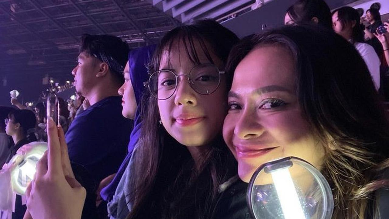 Ersa Mayori begitu dekat dengan sang anak, Ulla. Keduanya sama-sama penggemar K-Pop.<br>