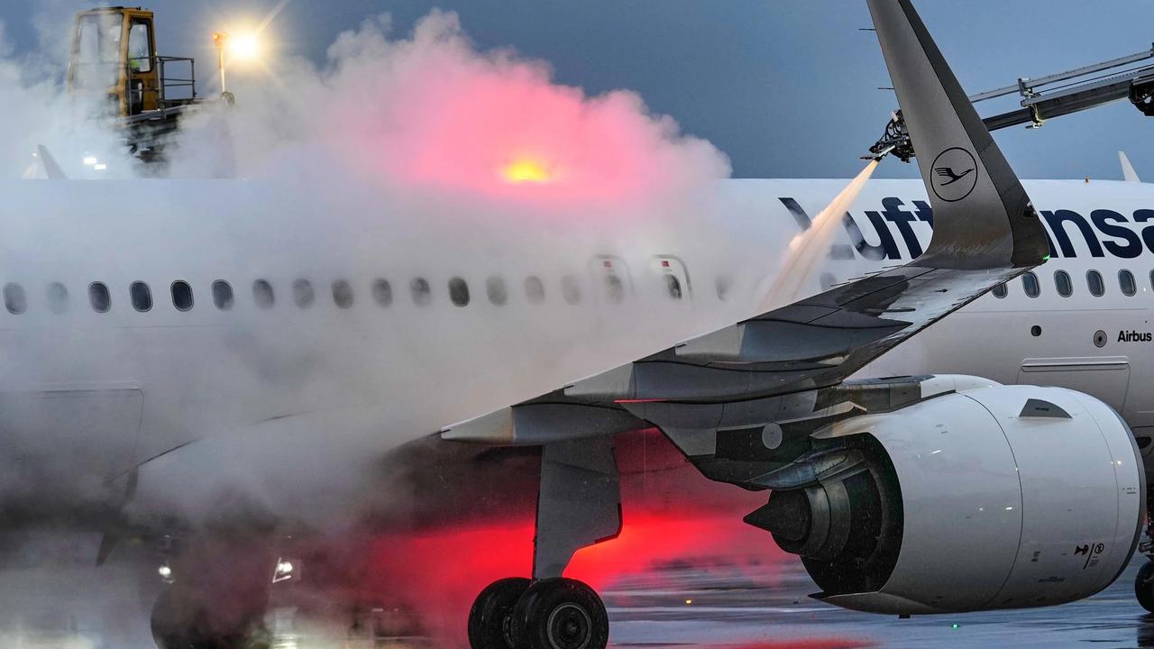 FOTO: Pesawat Dideicing di Tengah Suhu Ekstrem Frankfurt Jerman