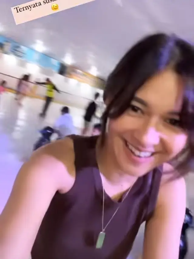 Nana Mirdad Rambut Poni