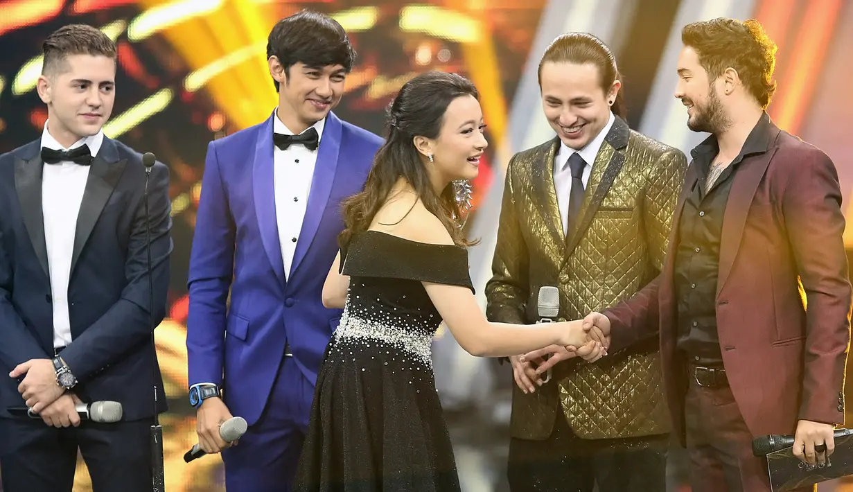 Tak lupa, Meghan Domani pun berbagai kebahagiaan dirinya karena kemenangan yang diraih dengan menyapa rekan-rekannya di atas panggung. (Bambang E Ros/Bintang.com)