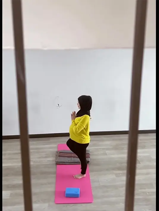 "Udah masuk 37weeks… bela-belain yoga sama mba @jamilatus.sadiyah biar lebih siap memghadapi lahiran." tulis keterangan video yang diunggah pada 28 Juli. [Instagram/ryana_dea]
