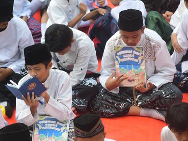Sejumlah siswa melakukan kegiatan doa bersama saat peringatan Hari Santri Nasional 22 Oktober pada halaman sekolah di Yayasan Pendidikan Islam Al-Hidayah, Cinere, Depok, Jawa Barat, Rabu (22/10/2025). (merdeka.com/Arie Basuki)