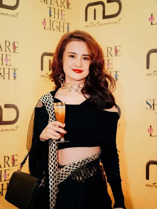 Michelle Ziudith tampil elegan dalam balutan kain sari hitam. Penampilannya semakin menawan dengan makeup dan pulasan lipstik merah merona. [Foto: Instagram/officialmichellers.wonogiri]