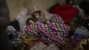 Orang-orang beristirahat di kereta bawah tanah Kiev, menggunakannya sebagai tempat perlindungan bom di ibu kota Ukraina, Kamis, 24 Februari 2022. Warga di Kiev tampak berlindung di stasiun bawah tanah kota dan tempat-tempat aman lainnya untuk menghindari invasi Rusia. (AP Photo/Emilio Morenatti)