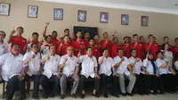 Pengurus Pusat (PP) Persatuan Bola Voli Seluruh Indonesia (PBVSI) melepas tim nasional voli putra dan putri yang akan berlaga di SEA Games 2017, Selasa (15/8/2017). (Bola.com/Zulfirdaus Harahap)