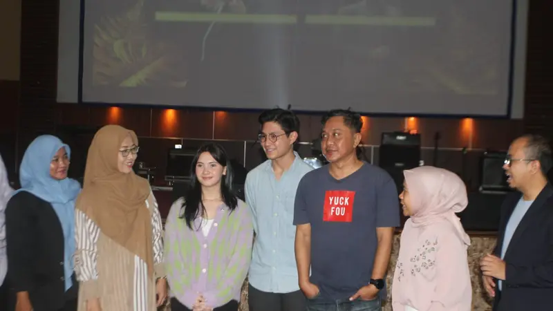 Para pemain film Syirik saat nobar trailer bersama siswa-siswi SMK 1 Boash Bogor, baru-baru ini.